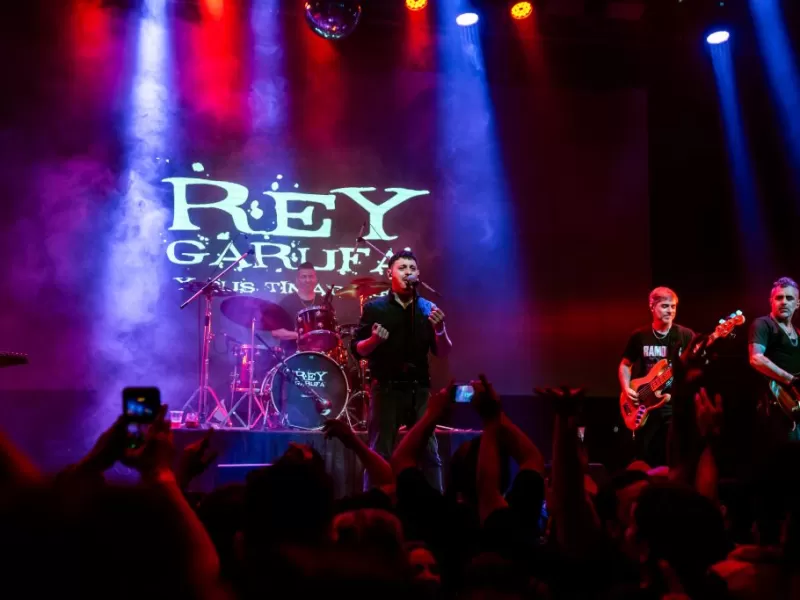 Rey Garufa celebra 17 a&ntilde;os de trayectoria con un show que revive la m&iacute;stica de Los Redondos