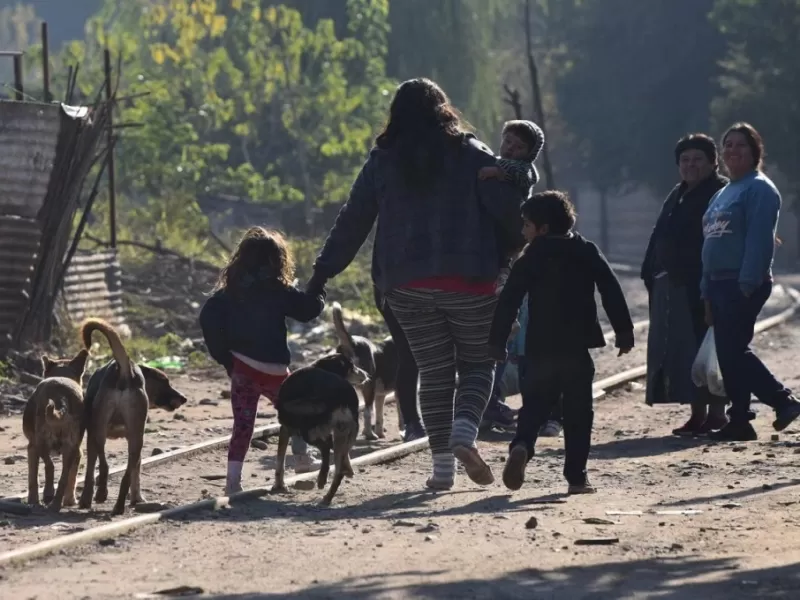 Pobreza infantil en Argentina cayó del 67% al 52,7% en 2024, según Unicef