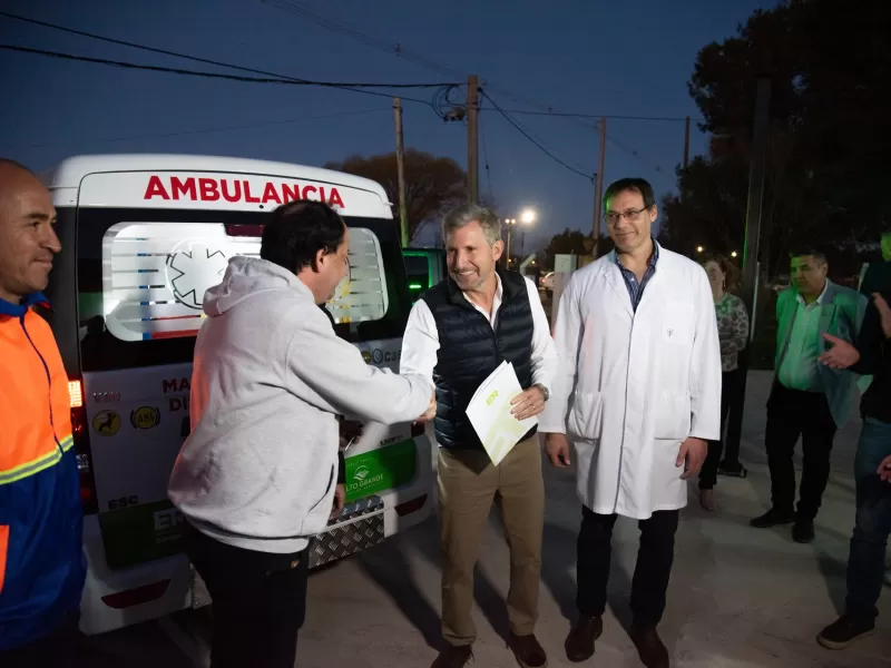 Frigerio entreg&oacute; ambulancias y recorri&oacute; las obras de hospitales en Basavilbaso y Rosario del Tala