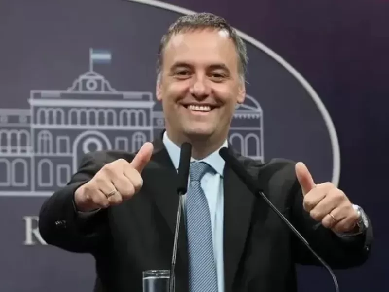 Manuel Adorni puso en venta su departamento en La Plata en medio de la causa judicial