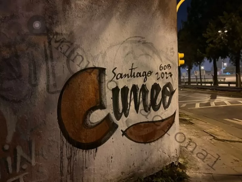 Con murales en distintos municipios, Santiago Cúneo suma presencia callejera antes del inicio formal de la carrera electoral