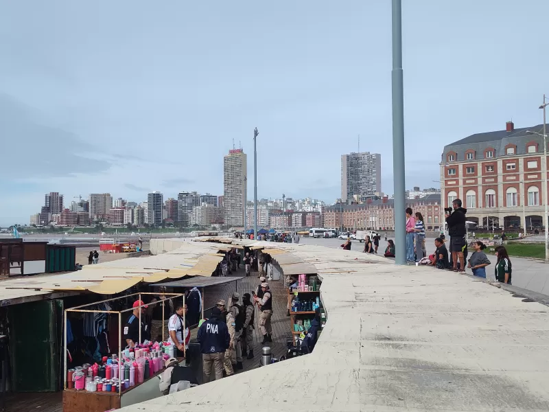 Fuerte golpe en Mar del Plata con un allanamiento que apunta a desarmar la venta de marcas truchas en la Rambla
