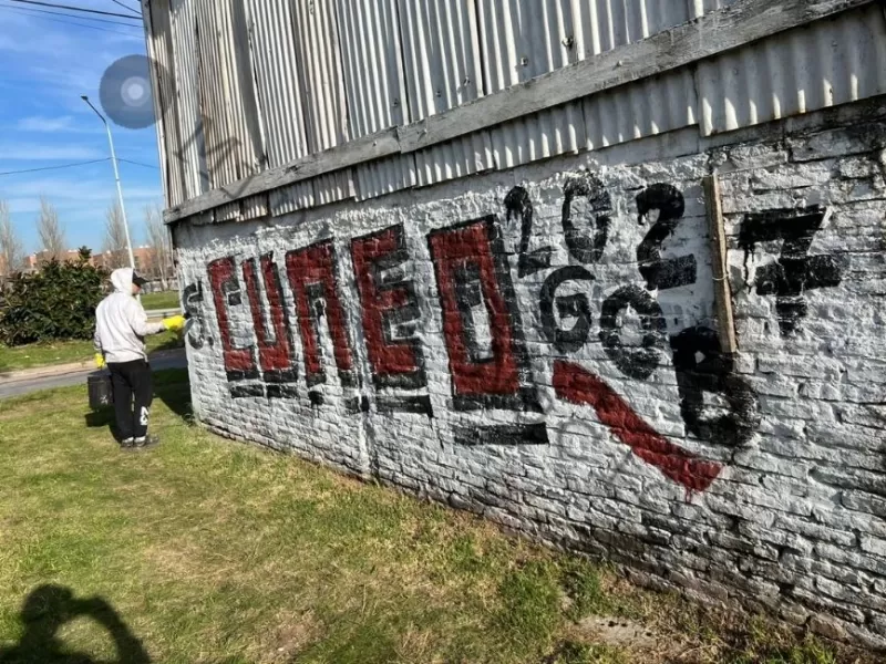Con murales en distintos municipios, Santiago C&uacute;neo suma presencia callejera antes del inicio formal de la carrera electoral