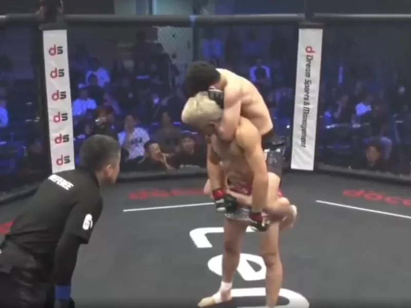 VIDEO | MMA: fingi&oacute; estar desmayado para escapar de una llave y termin&oacute; ganando la pelea