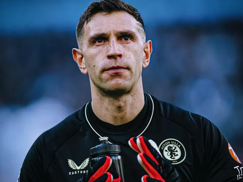 Dibu Mart&iacute;nez fue ofrecido al Chelsea y Tottenham tambi&eacute;n quiere al arquero argentino