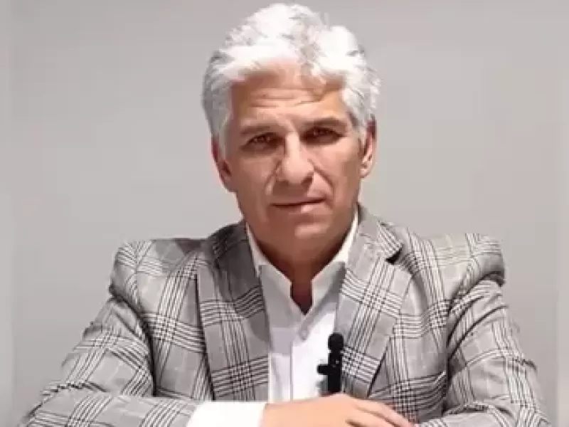 El gobernador Poggi viajó a Buenos Aires con fondos públicos para una salida teatral