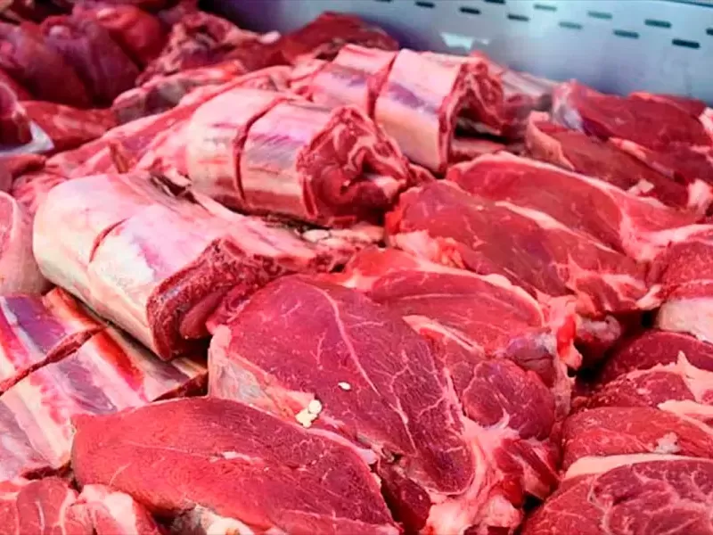 Las ventas de carne cayeron un 40% y el pollo gana terreno: cu&aacute;nto cuesta hacer un asado para cuatro personas