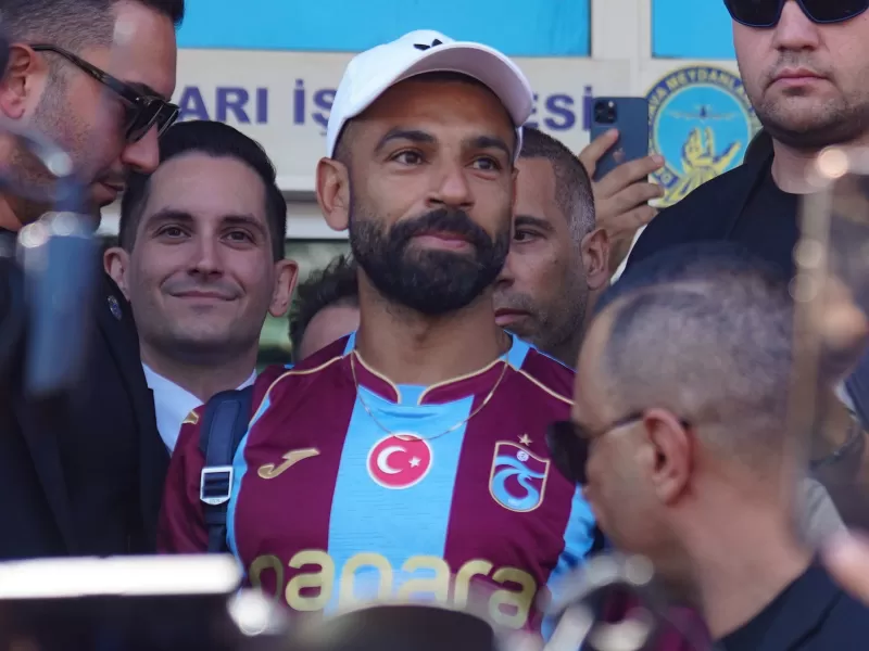 VIDEO | Mohamed Salah desat&oacute; una revoluci&oacute;n en Turqu&iacute;a con un impactante recibimiento de los hinchas de Trabzonspor