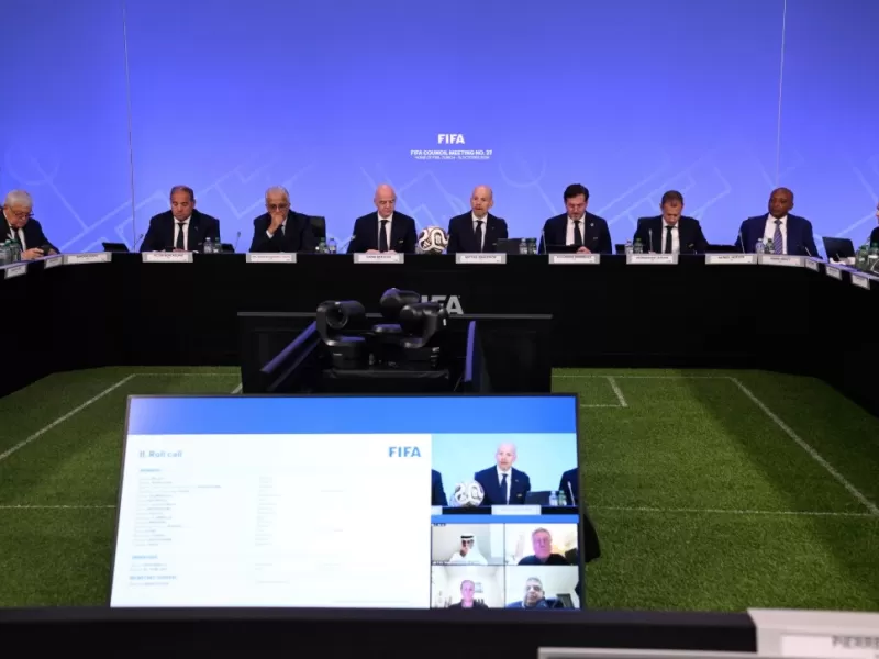 La FIFA tuvo que retirar una iniciativa cuestionada y ahora Infantino promete una inversi&oacute;n multimillonaria