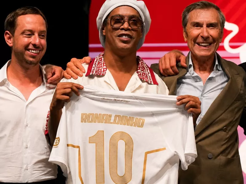 Ronaldinho vuelve al f&uacute;tbol profesional despu&eacute;s de 11 a&ntilde;os: d&oacute;nde jugar&aacute;