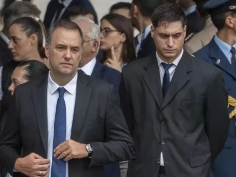 Adorni, contra las cuerdas: contrat&oacute; a un abogado de alto perfil mientras avanza la causa por los vuelos privados