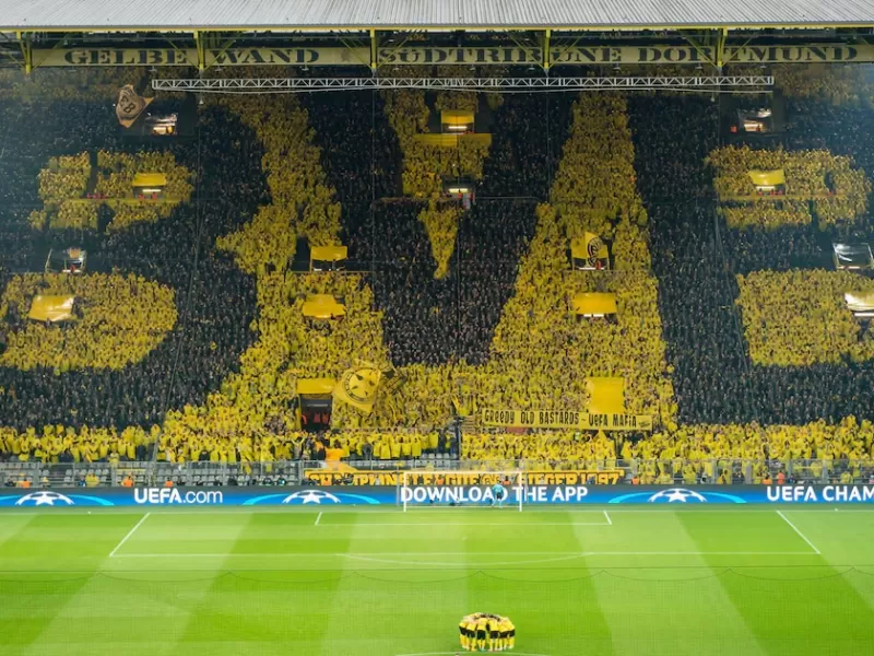 VIDEO | Borussia Dortmund premiar&aacute; a los hinchas que no utilicen el celular durante los partidos
