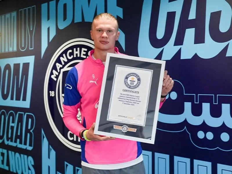 VIDEO | Erling Haaland recibi&oacute; cuatro r&eacute;cords Guinness y sigue haciendo historia