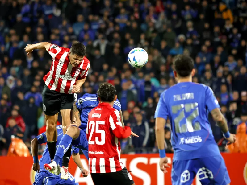 VIDEO | Estudiantes golea 3-0 a la U de Chile y lidera el Grupo A
