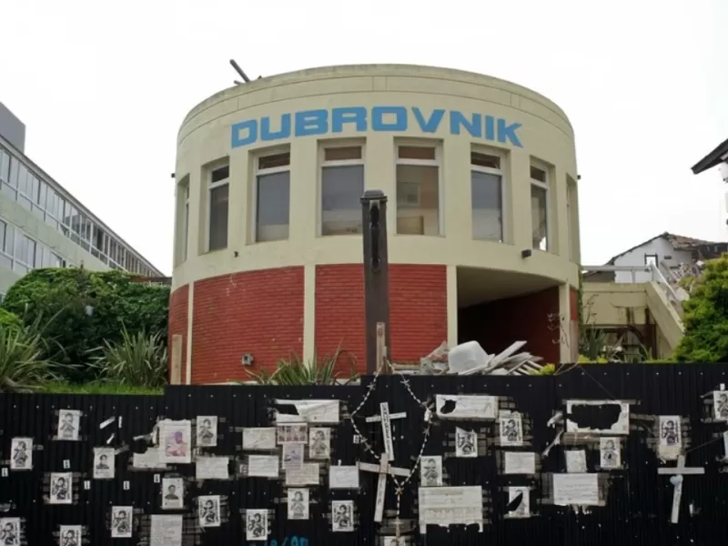 Velas en las ruinas del Dubrovnik, lanzamiento tur&iacute;stico en Puerto Madero: el contraste que molesta a Villa Gesell