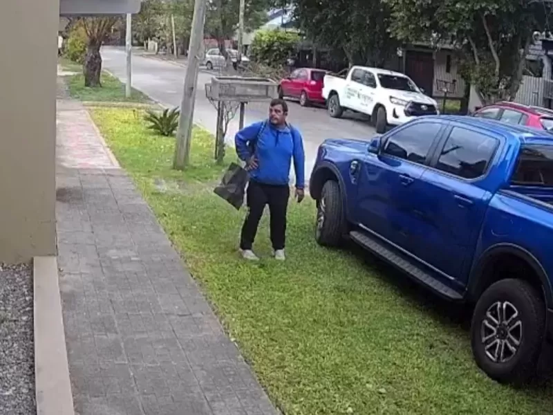 A d&iacute;as de una audiencia clave, el denunciante de Pareja mostr&oacute; un video y habl&oacute; de nuevos aprietes frente a su domicilio