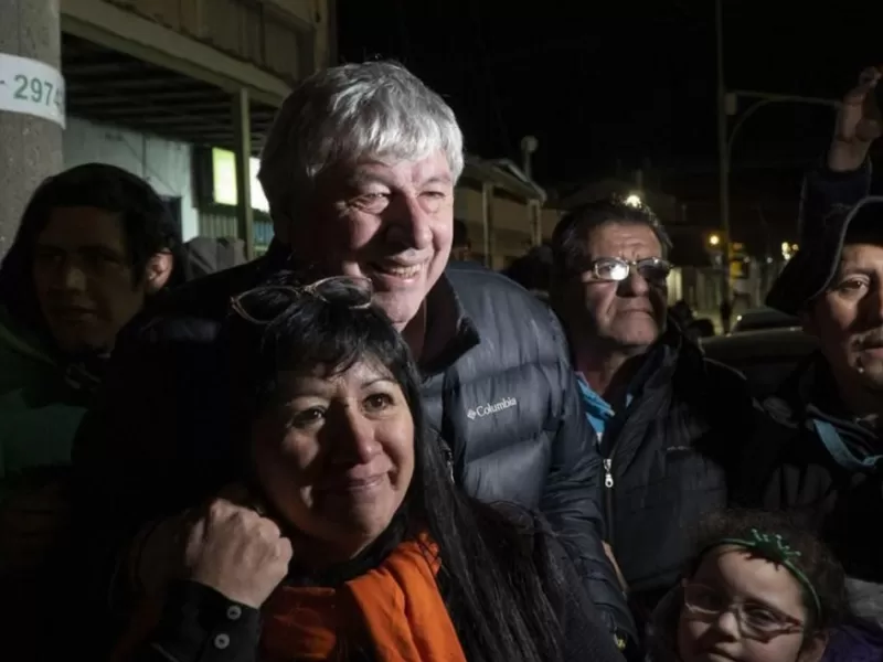 Rio Negro en llamas: Cort&eacute;s tiene trabajadores en la calle por 500 mil pesos y el Concejo sale al rescate