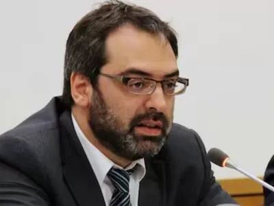 La denuncia de De Olivera apunta a Ernesto Kreplak por retener un fallo sobre miles de terrenos en la Provincia